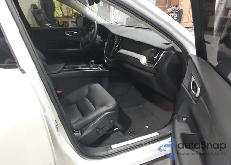 2024 Volvo Xc60 B5 Core Dark Theme z USA, uszkodzony, nr VIN YV4L12RK5R1783587